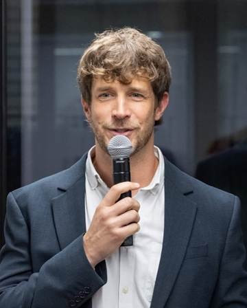 Une image contenant personne, habits, Visage humain, homme
Le contenu généré par l’IA peut être incorrect.