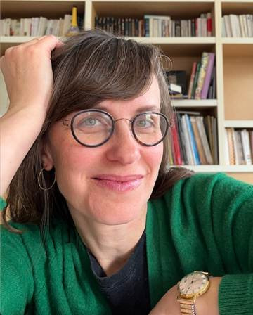 Une image contenant personne, Visage humain, livre, bibliothèque
Le contenu généré par l’IA peut être incorrect.